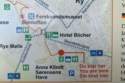 Turister bliver i Ry på et officielt skilt henvist til hedengangne lokaliteter som Hotel Blicher, i dag Hotel Ry, samt Ferskvandsmuseet, der lukkede i 2018.