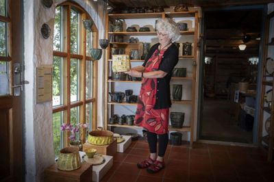 I disse dage er det 40 år siden, at keramiker Gertrud Berg rykkede til Nr. Vissing, hvor hun siden har produceret i tusindvis af keramiske værker. Mange vil huske de julemarkeder, hun gennem mange år afholdt. Foto: Martin Ballund