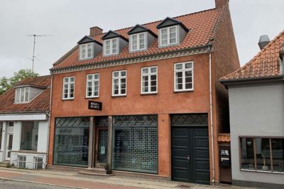 Bolighuset Ry blev etableret i 1889, hvor Christian Rasmussen åbnede en snedker-forretning i Ry. Han lavede alt fra ligkister til vedligeholdelse af møbler. Forretningen har siden taget fart og udviklede sig gennem generationer fra en privatbolig med tilhørende forretning til et møbelhus på tre etager, men nu er det slut.Foto: Claus Sonne