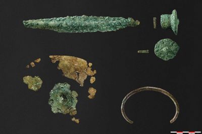 Arkæologerne fandt blandt andet en 30 centimeter lang kniv og et bælteplade, da gravede på Kildebjerg. Efter en tur på Moesgaards Konserverings-afdeling er de fine genstande tilbage på Museum Skanderborg.Foto: Rógvi Johansen