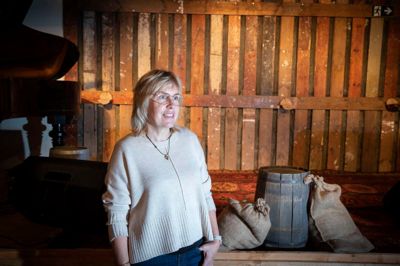 Formand Birgitte Højland er en af de stærke kræfter bag Ry's tre år gamle spillested. Gnisten er kommet for at blive, og nu skal der lægges nye planer for at sikre, at spillestedet også er at finde i fremtiden.