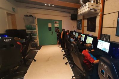 Lørdag skifter Ry Esport sine vante rammer i Ryhallerne ud med Superbrugsen. Her vil de spille det nye Counter-Strike 2-spil, hvor terrorister kæmper mod politifolk. Privatfoto.