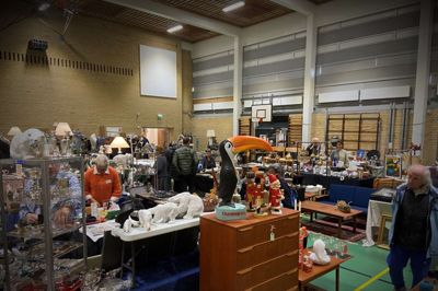 Der var masser af fine varer på bud, da Lions Himmelbjerget for fjerde gang bød indenfor til Retro og Antik Messe i Mølleskolens haller.