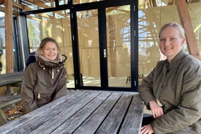 Ditte Bjerregaard Leonhard (tv) og Tine Jensen foran cafeen i Torvehallen i Ry, hvor de den 8. november åbner butikken »Makværk«.