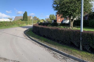 Oversigtsforholdene i svinget på Taastrupvej i Stjær er ringe, når vejen skal krydses.