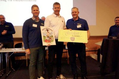 Jeppe Krogh Kristensen (i midten) blev kåret af to medlemmer fra Dansk Golf Union.