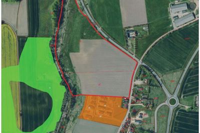 Skanderborg Kommune vil gerne opføre et nyt plejecenter nord for Låsby - i det indhegnede område på kortet. Ejeren af jorden vil dog ikke sælge.