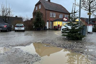 Stjær får i øjeblikket både fjernvarme og ny kloakering lagt i gaderne. Det gør det svært at færdes i byen, og i Dagligbrugsen kan udfordringerne i den grad mærkes på omsætningen.
