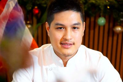 Phuwanai Areemitporn - kaldet New - fra Thailand elsker den danske julemad, men at danse rundt om et juletræ har han ikke meget fidus til.