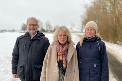 Sognepræst Jesper Hanneslund, projektholder Marianne Purup og kunstformidler Helle Severinsen er nogle af aktørerne bag et nyt stiprojekt, der skal formilde viden, oplevelser og knytte Kildebjerg-Ry tættere til Dover sogn.