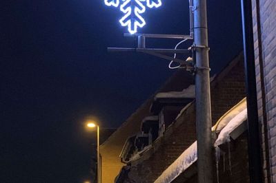 Gudenåskolens bidrag til Ry's nye julebelysning er netop kommet op at hænge.