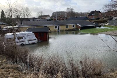En håndfuld huse i Låsby blev to gange på kort tid ramt af oversvømmelser, der ødelagde både huse og indbo.