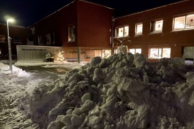 Snestormen betød, at en del af personalet på Fællesskabets Hus i Ry ikke kunne møde op. Men så trådte en række frivillige hænder til.