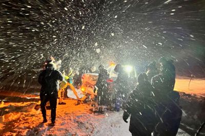 20-25 borgere fra Stjær og Storring brugte onsdag aften på at grave flere nødstedte bilister fri af snemasserne på vejen mellem de to byer.