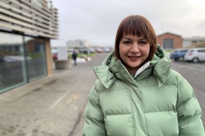 Olena Katsiuk er ukrainsk flygtning og skal i år holde sin første jul i Danmark, sammen med børnene Kseniia og Kyryl. Sidste år holdt de jul i et tog på vej til Danmark, men i år skal julen fejres på Søkilde ved Ry.