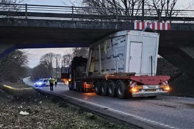 Lastbilen kilede sig fast under broen ved Johannes Jensens Vej. Foto: Presse-fotos.dk