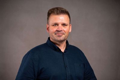 Morten Ilsøe, chef for afdelingen for sundhed, omsorg og handicap i Skanderborg Kommune, glæder sig over, at kommunen og flere uddannelsesinstitutioner nu samarbejder om at fremme unges trivsel.