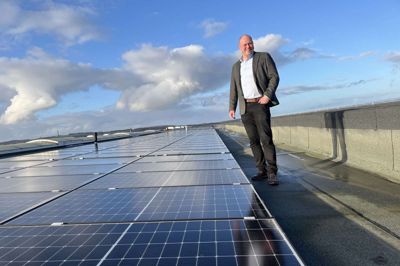 Morten Rands Clausen fra Danpres i Låsby ved de solceller, der er placeret på virksomhedens tag - og som dækker halvdelen af virksomhedens elforbrug.