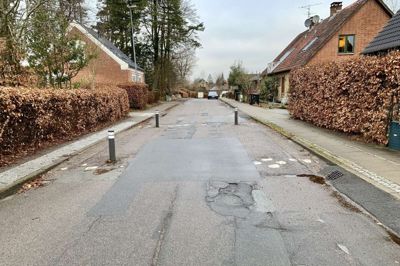 Vejbumpet ved Klostervej 25 bliver forbedret, så det blandt andet ikke støjer, når der kører biler over.
