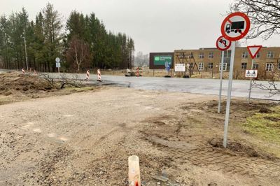 I den kommende tid kan personbiler kun komme ind på Parallelvej i Ry via denne midlertidige vej fra Skanderborgvej.