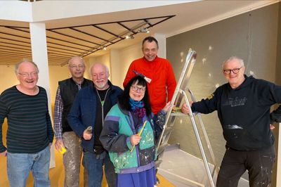 Christian Carstensen, Knud Kjeldgaard, Lars Henrik Rasmussen, Mari Dahl, Jan Ashløkke og Karl Schmidt har i weekenden svunget pensler og spartelmasse for at friske Bolighuset Ry op, så 36 kunstnere kan rykke ind.