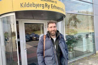 Allan Daasbjerg Drewes er daglig leder af Kildebjerg Ry Erhvervshus, der skifter navn til Kuben, får fjernet de gule og orange plader på facaden og tilbyder mere fleksible arbejdspladser.