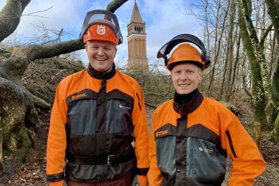 Mikkel Bruhn (th) og Andreas Jensen fra Silkeborg er i gang med at fælde op med 2000 træer på Himmelbjerget som led i et arbejde med at give bjergets sin facon tilbage.