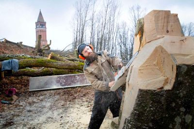 Trækunstner Balder Mo Schiøtte er kommet på Himmelbjerget som barn, og han er stolt af at få lov til at sætte et aftryk på det historiske sted som voksen.