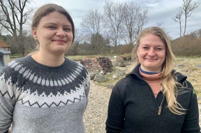 27-årige Trine Bomholt (tv) og 31-årige Line Thyrring Nielsen er bestyrelsesmedlemmer i Øm Klosters Venner, hvor de trækker gennemsnitsalderen ned.