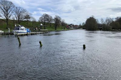 Blandt andet fire agterpæle blev ramt, da Hjejlebåden Mågen kom ud af kurs i lørdags. Nu skal de 15 meter lange pæle erstattes.