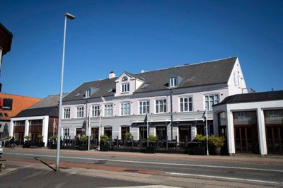 Udenfor ånder alt idyl på Hotel Ry, der over en årrække er vokset og blevet et trækplaster for familiefester, arrangementer og konferencer, men konflikten mellem ejer og udlejer har stoppet den gode udvikling.