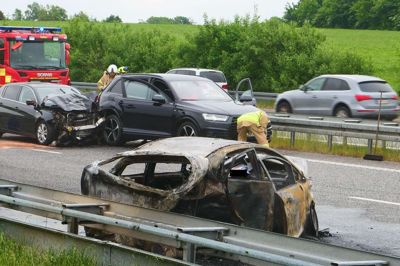 Brand og Redning i gang med oprydningsarbejdet ved de tre biler, der var en en del af uheldet på Silkeborgmotorven. Foto: Peter Erfurt