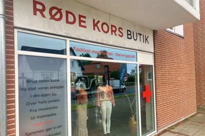 Efter 11 år må Røde Kors lukke sin genbrugsbutik på Randersvej i Ry. For der mangler både tøj og frivillige i butikken.