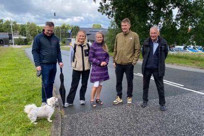 Fem mødte op til start, men fire flere steg på »gåbussen« på den første tur rundt til lokale virksomheder. Kasper Pilgaard, Astrid Munk Mathiesen, Britta Busch, Simon Rønlev, Nils Nybro Eriksen og hunden Enzo ville gerne have lidt luft midt i en arbejdsdag.