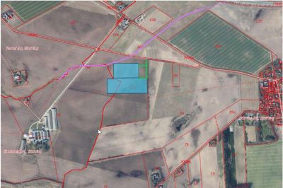De blå felter viser den nye placering af transformatorstationen ved Storring. Tidligere lå den tættere på Storring, der ses til højre på kortet. Stationens areal er cirka 210 x 285 meter.