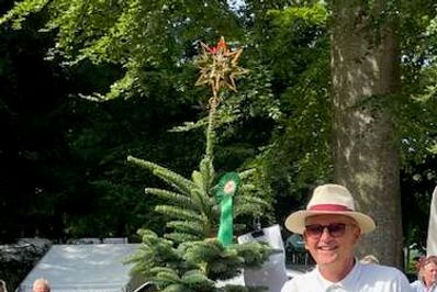 Solen skinnede, da Lars Geil vandt konkurrencen om Danmarks flotteste juletræ. Her vandt han den Georg Gensen stjerne, der er på toppen af træet. - Vi holder konkurrencen om sommeren, hvor træerne har deres vækst, og vi ikke har alt for travlt, fortæller Lars Geil om, hvorfor juletræskonkurrencen altid finder sted i august.