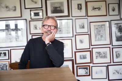 Billedkunstner Steen Rasmussen har sin base i Javngyde ved Ry. Som kurator har han gennem mere end 25 år arbejdet med at skabe internationale platforme for samtidskunst i og udenfor kunstinstitutionerne. Foto: Jakob Stigsen Andersen