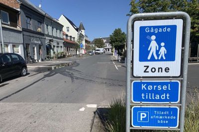 So det ret tydeligt fremgår, er det første stykke af Klostervej i Ry en gågade, hvor biler har lov til at køre. Det misser mange dog, så nu skal budskabet understreges.