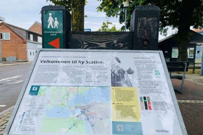 Skiltet, der ved Ry Station skal guide turister rundt i området, er i løbet af sommerferie blevet udskifte med en opdateret version.