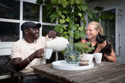 Line Marie Kajali Madsen og Santis Kajali Sanyang fra Ry har været sammen i 30 år - selv om hun var sikker på. at hun ikke skulle finde sammen med en afrikaner.