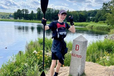 16-årige Sebastian Pedersen har som den yngste nogensinde taget turen Danmark rundt i havkajak. Samtidig har han samlet penge ind til kampen mod sygdommen ALS.