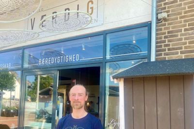 Kristian Tanghøj har længe gået med tanken om at åbne en boghandel. Nu lykkedes det endelig, og han slår i morgen til Ry Day & Night dørene op for sin boghandel, der åbner i Butik Værdig i Ry.