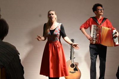 I Ry Kirke spiller det dansk-italienske Ensemble Advena. Sangerne i ensemblet er Johanne Baadsgaard Lange (til venstre), der synger og spiller på percussion og Domenico Mannelli, der synger og spiller harmonika og guitar.