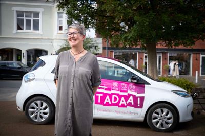 Stine Sonne Lohmann er tovholder for et nyt delebilsprojekt, hvor borgere i Ry kan blive medlem og deles om at køre i en elbil fra firmaet Tadaa.
