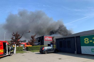 Der er en kraftig røgudvikling over Galten fra branden i SuperBrugsen.