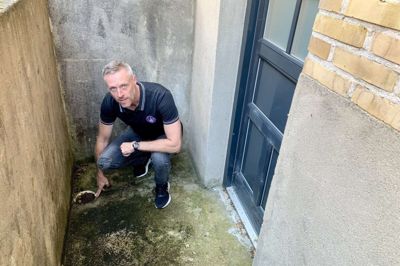 I 1998 lavede den daværende Ry Kommune en fejl i vandafledningen fra Nicolai Blom Pedersens hus på Agnetevej i Ry. Skanderborg Kommune har afgjort, at han selv skal betale for at udbedre fejlen. Nu klager han over sagsbehandlingen til Folketingets Ombudsmand.