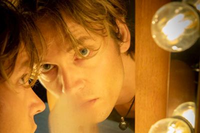 Musiker og danser Asbjørn Toftdahl Terkelsen flyttede til Ry Højskole sammen med sine forældre, da han netop havde forladt de forhadte mobbere på folkeskolen i Mårslet. Ry var omfavnende og kærlig, og det blev hans hjemmebane. På fredag spiller han på Gnisten.