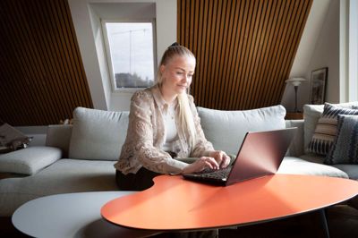 Siden marts har Charlotte Stobberup været bekymret for, om Skanderborg Kommune vurderer, at hendes fireårige datter ikke længere er i målgruppen for specialtilbud. - Det er udmattende. Jeg sover virkelig dårligt om natten, siger Charlotte Stobberup, der oplever, hun er nødt til at bruge meget af sin tid på at kontakte kommunen.