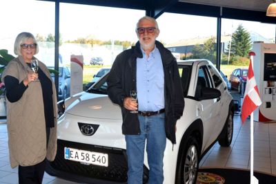 Else og Carl Brodersen fra Ry vandt førstepræmien Ry Rotarys sommerlotteri - en ny Toyota.