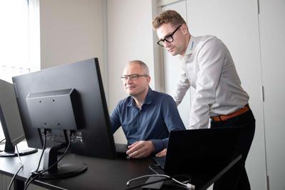 Erik Hougaard (tv) og Tobias Maretti Schou har med firmaet Saveeye vind i sejlene med udstyr, der kan måle elforbruget i realtid.